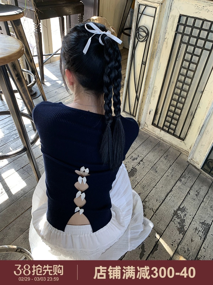 紅人館鏤空針織衫女修身長袖設計感圓領內搭2024年新款春季上衣女
