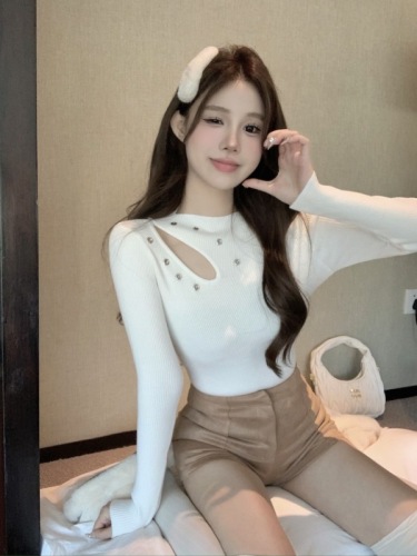 Real shot of chic sexy slim body hollow knitted bottoming shirt