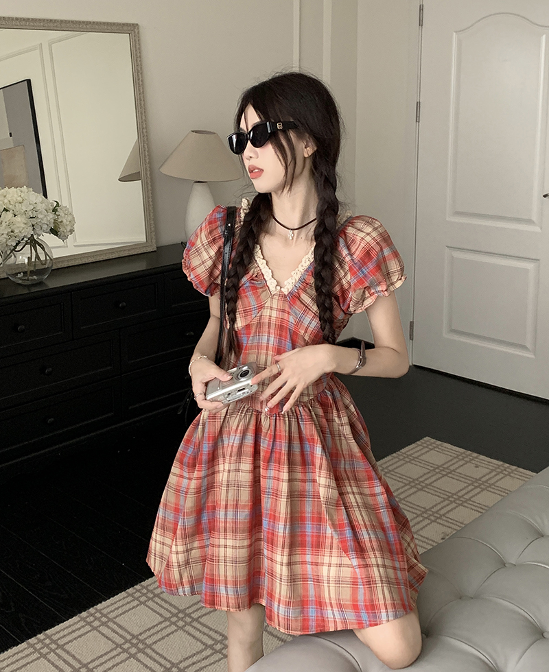 Real shot of Western-style plaid lace V-neck short-sleeved dress for women in spring Korean style slimming short skirt