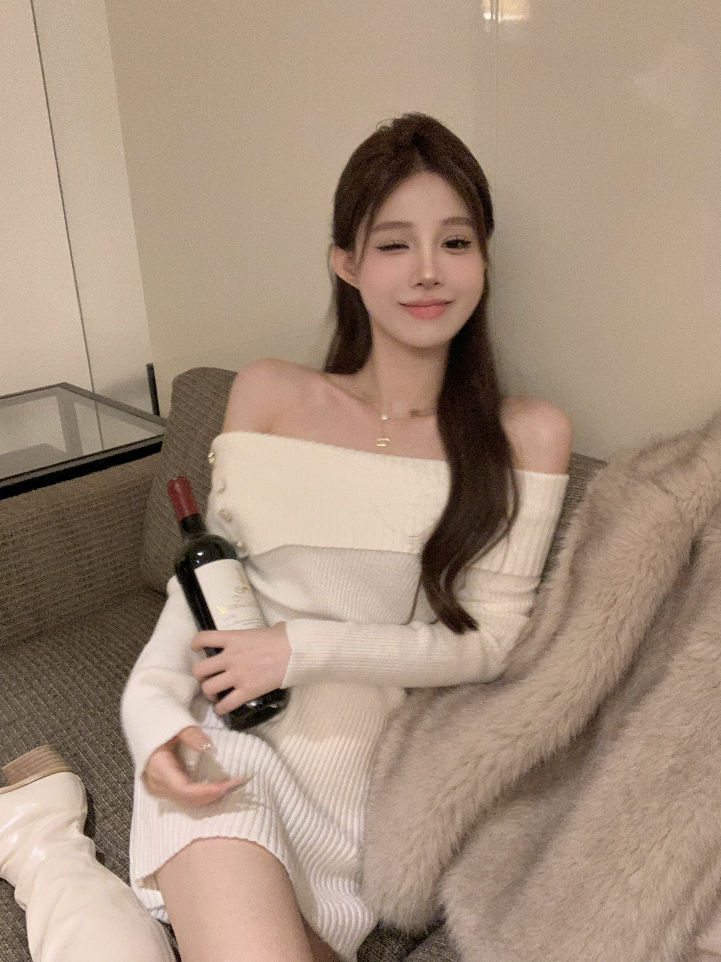 Real shot of one-shoulder knitted dress, off-shoulder, sexy pure desire, slim-fitting butt-covering dress, short skirt