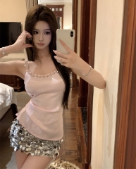 Real shot of a pure lust hottie with chain temperament, sweet and spicy style, sexy inner top and camisole for women