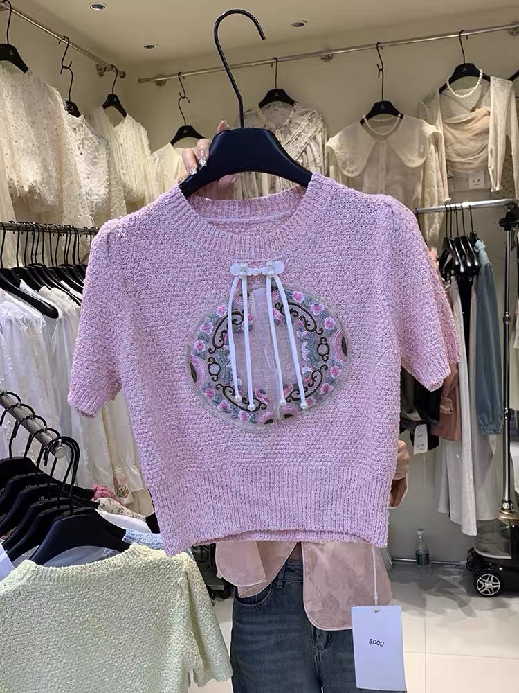 復古新中式盤扣碎花刺繡圓領短袖針織衫女短款別致溫柔泡泡袖上衣