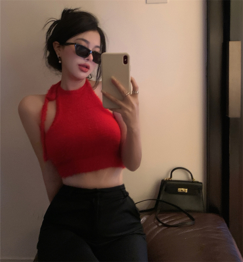 Real shot of hot girls in spring and summer sexy halter neck and backless furry short suspender waist vest bottoming top