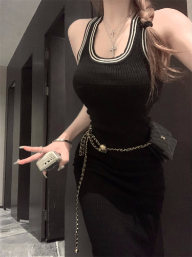 Actual shot of the new waist-cinching vest dress, slim-fitting butt-covering dress