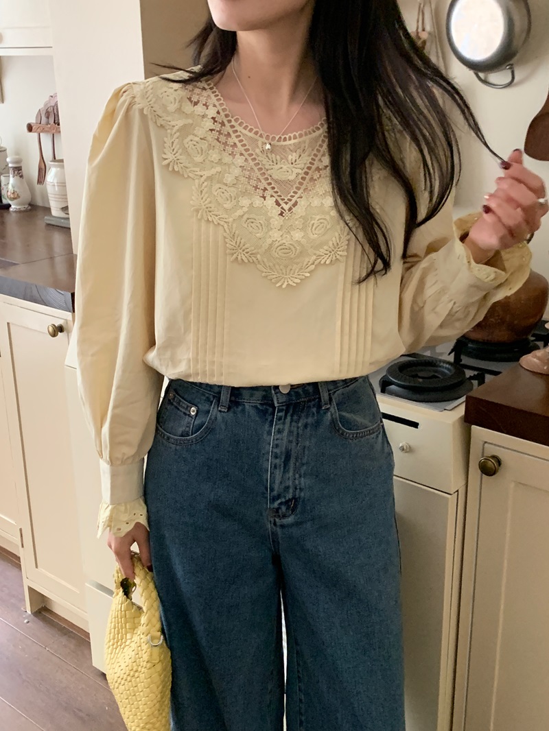 Actual shot of early spring new Korean style heavy-duty lace crochet stitching pullover retro puff-sleeved shirt, two colors
