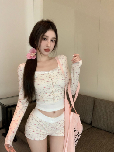 Actual shot of first ripe sweet peach, square collar bottoming shirt for women, contrasting color shorts, lace suspender knitted suit