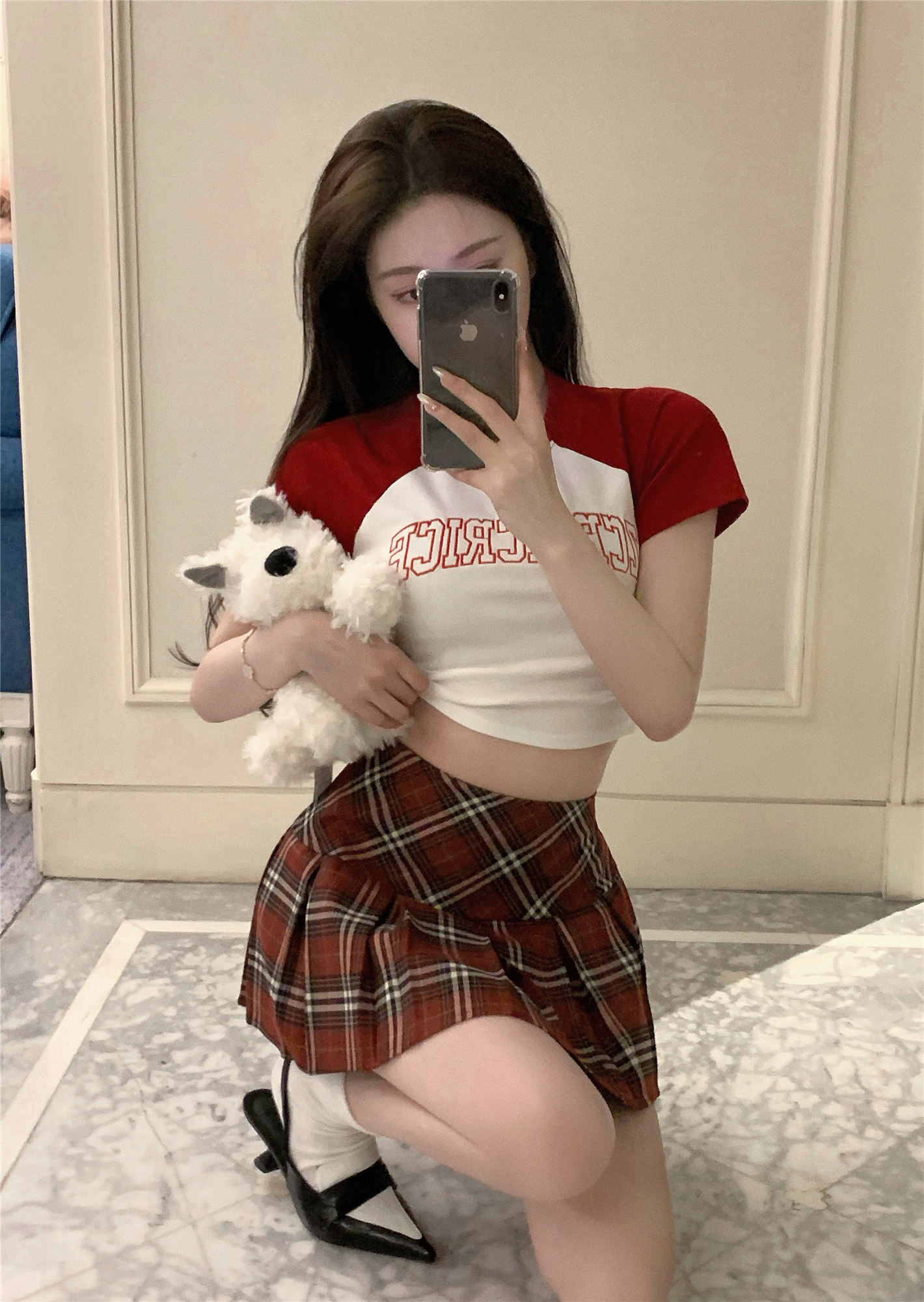 Real shot ~ Hot girl’s color-blocked short navel-baring T-shirt + high-waisted plaid pleated skirt. The letters have been changed to the safe version.