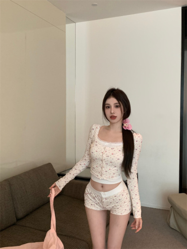 Actual shot of first ripe sweet peach, square collar bottoming shirt for women, contrasting color shorts, lace suspender knitted suit