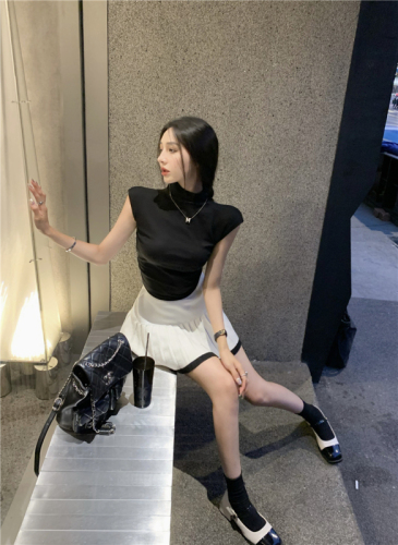 Real shot of short-sleeved T-shirt, half turtleneck slimming top + minimalist high-waisted knitted pleated skirt for girls.