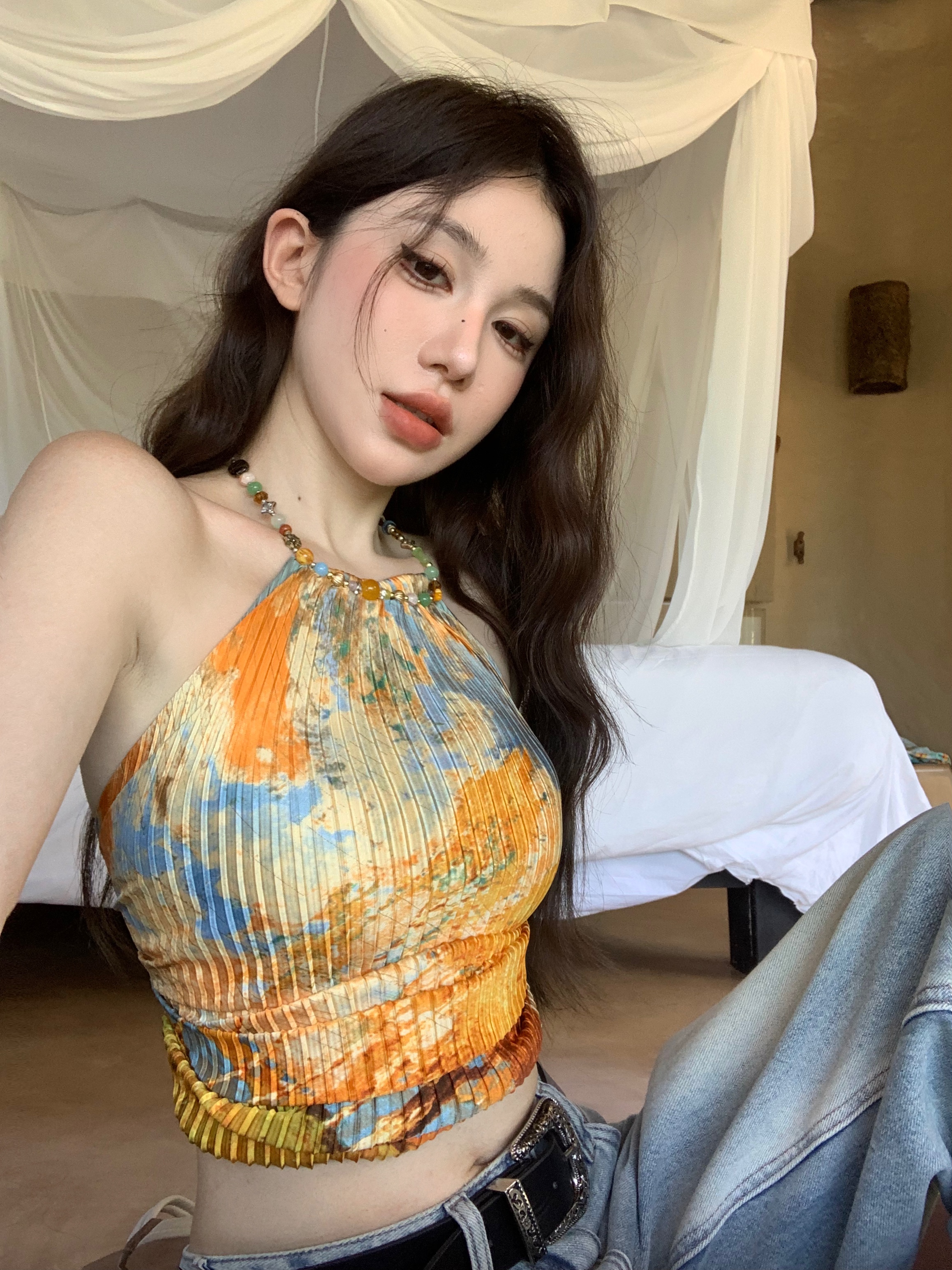Real shot of beautiful French style oil painting high-end tank top with temperament and hot girl’s halter neck design.