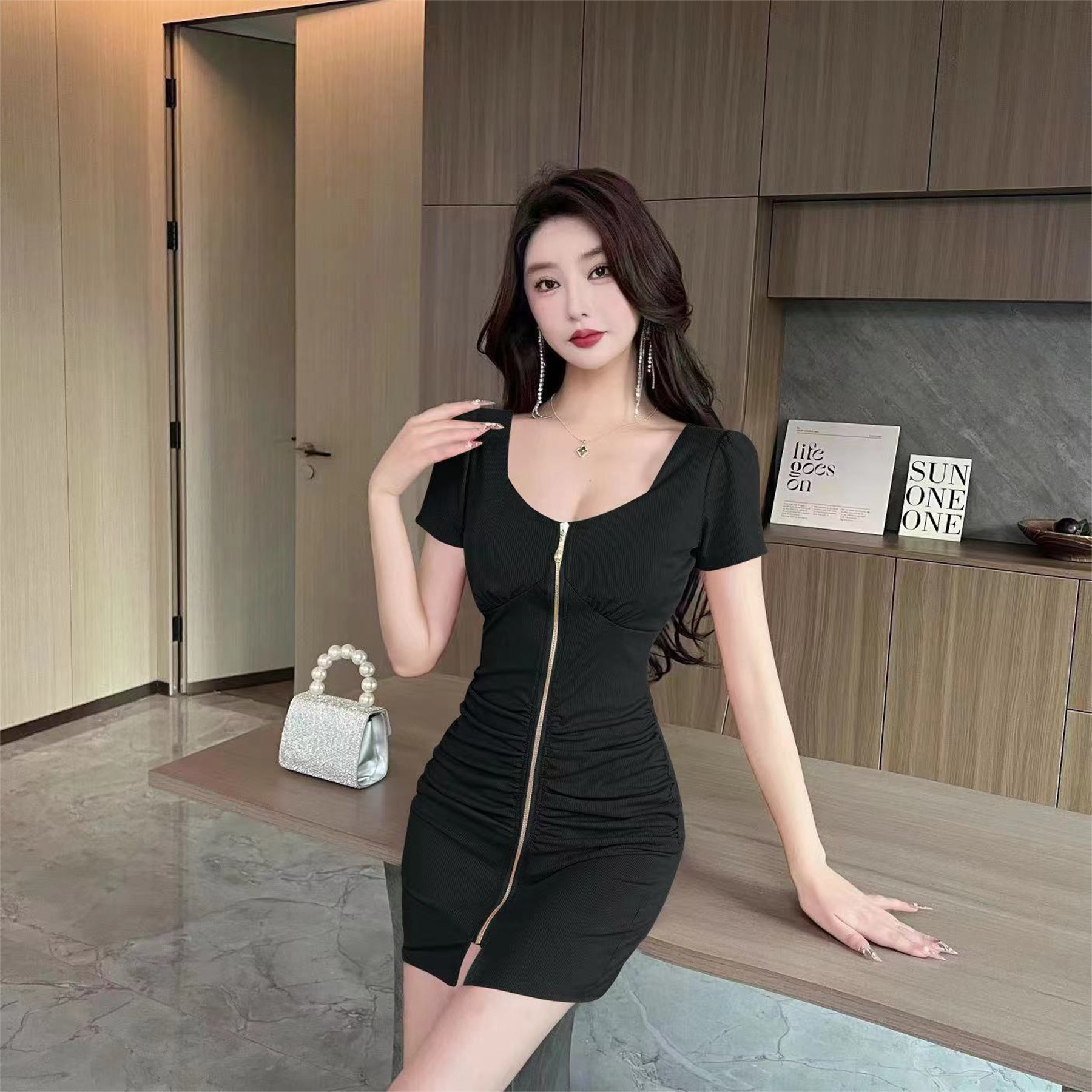 Real shot of Korean style hot girl short-sleeved sexy dress, versatile pleated slim-fit hip-hugging dress