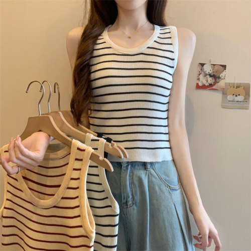 Real shot of fat girl, large size striped camisole, summer slimming outer wear, inner body-covering sleeveless top