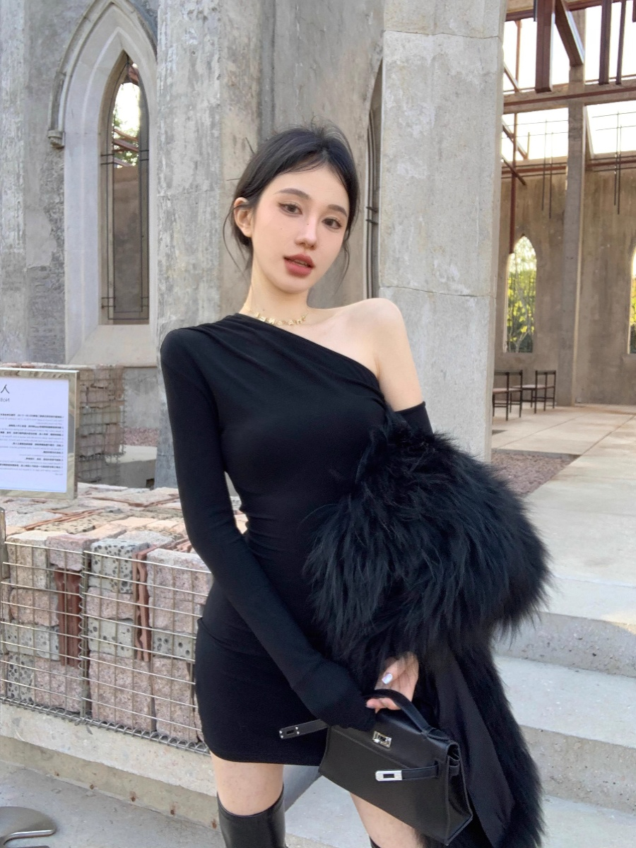斜肩黑色緊身純欲長袖連衣裙女秋冬收腰單肩不規則打底包臀短裙子