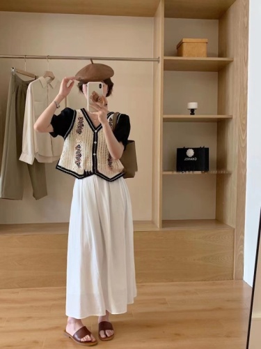 Western-style age-reducing flower embroidery short-sleeved knitted cardigan for women summer new Korean style loose top for small people