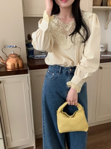 Actual shot of early spring new Korean style heavy-duty lace crochet stitching pullover retro puff-sleeved shirt, two colors