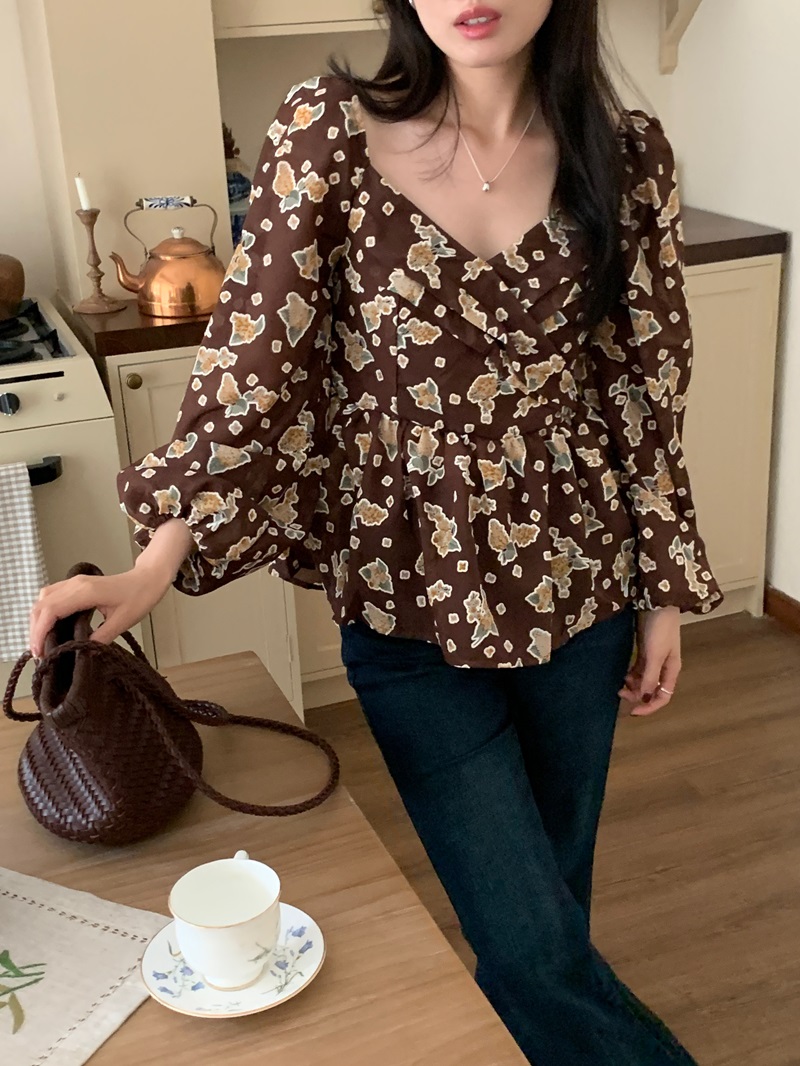 Actual shot of early spring new style French retro style pleated cross design v-neck floral puff sleeve shirt in two colors