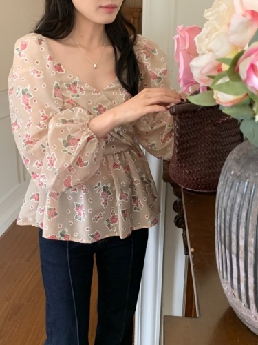 Actual shot of early spring new style French retro style pleated cross design v-neck floral puff sleeve shirt in two colors