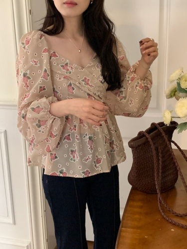 Actual shot of early spring new style French retro style pleated cross design v-neck floral puff sleeve shirt in two colors