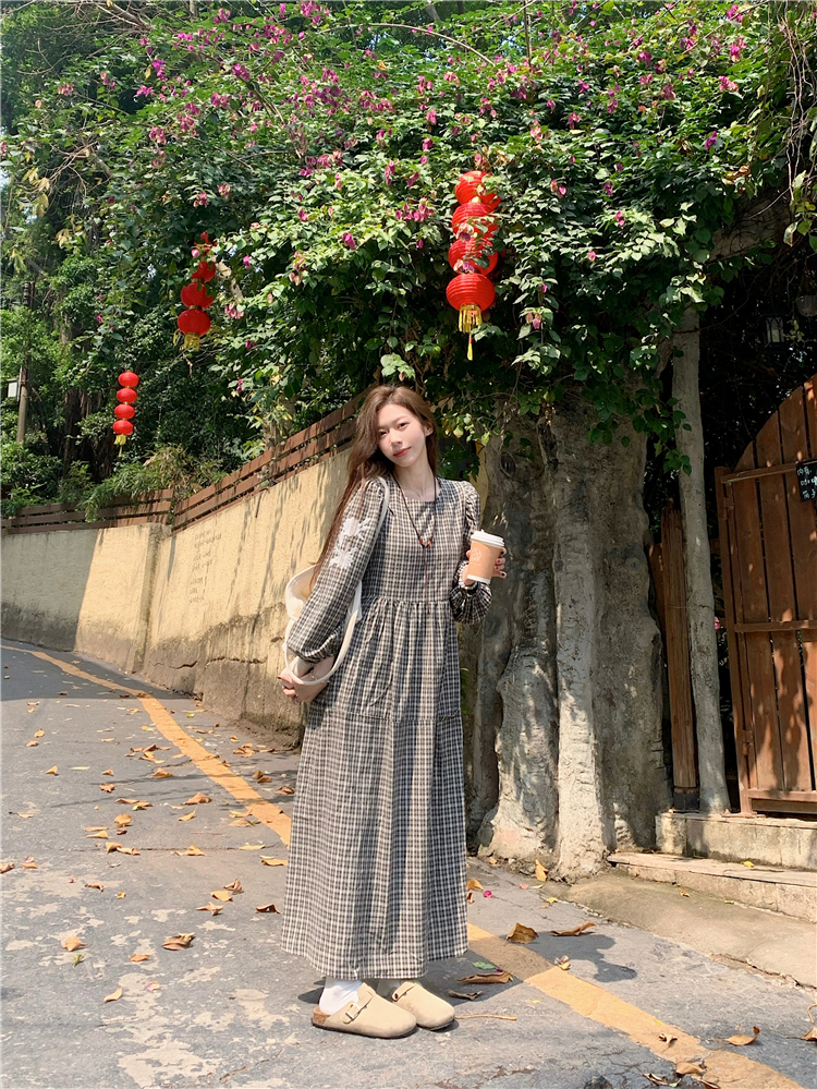 實拍~日系復古繡花格紋連衣裙2024早春寬鬆圓領套頭中長裙