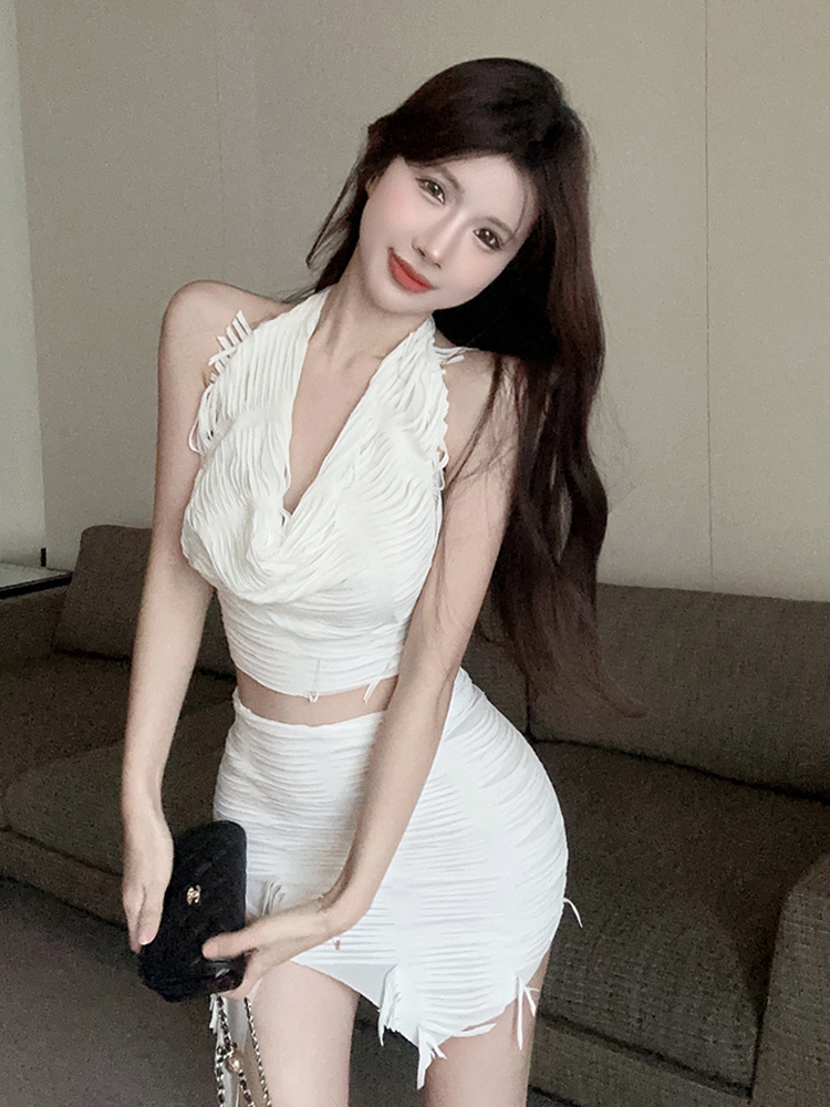 Actual shot of a two-piece halterneck pleated sleeveless vest + irregular skirt suit