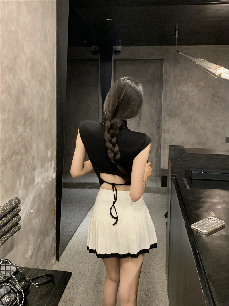 Real shot of short-sleeved T-shirt, half turtleneck slimming top + minimalist high-waisted knitted pleated skirt for girls.
