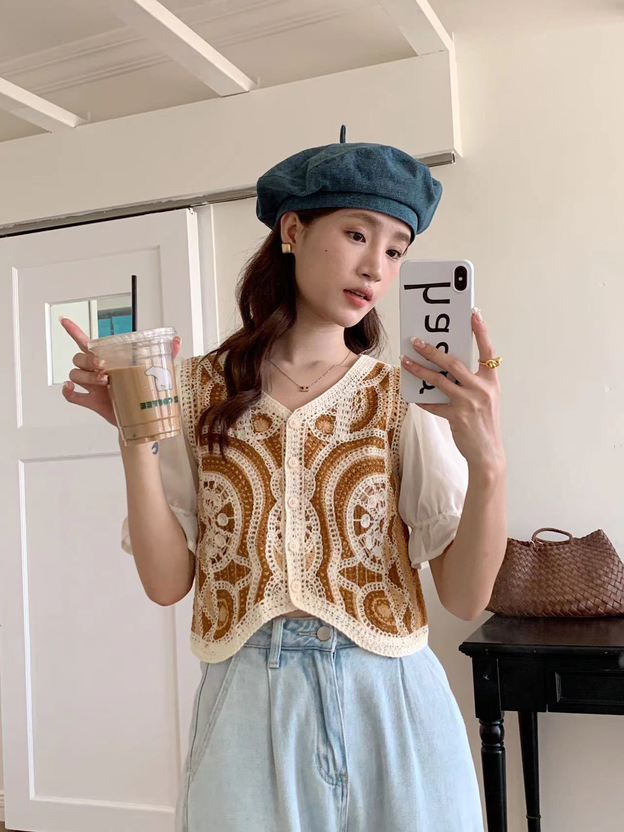 French retro hollow splicing shirt for women 2024 summer new temperament niche V-neck puff sleeve short top