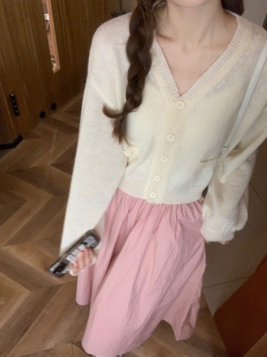 Actual shot ~ Korean spring milk white V-neck basic cardigan sweater + pink elastic waist versatile skirt