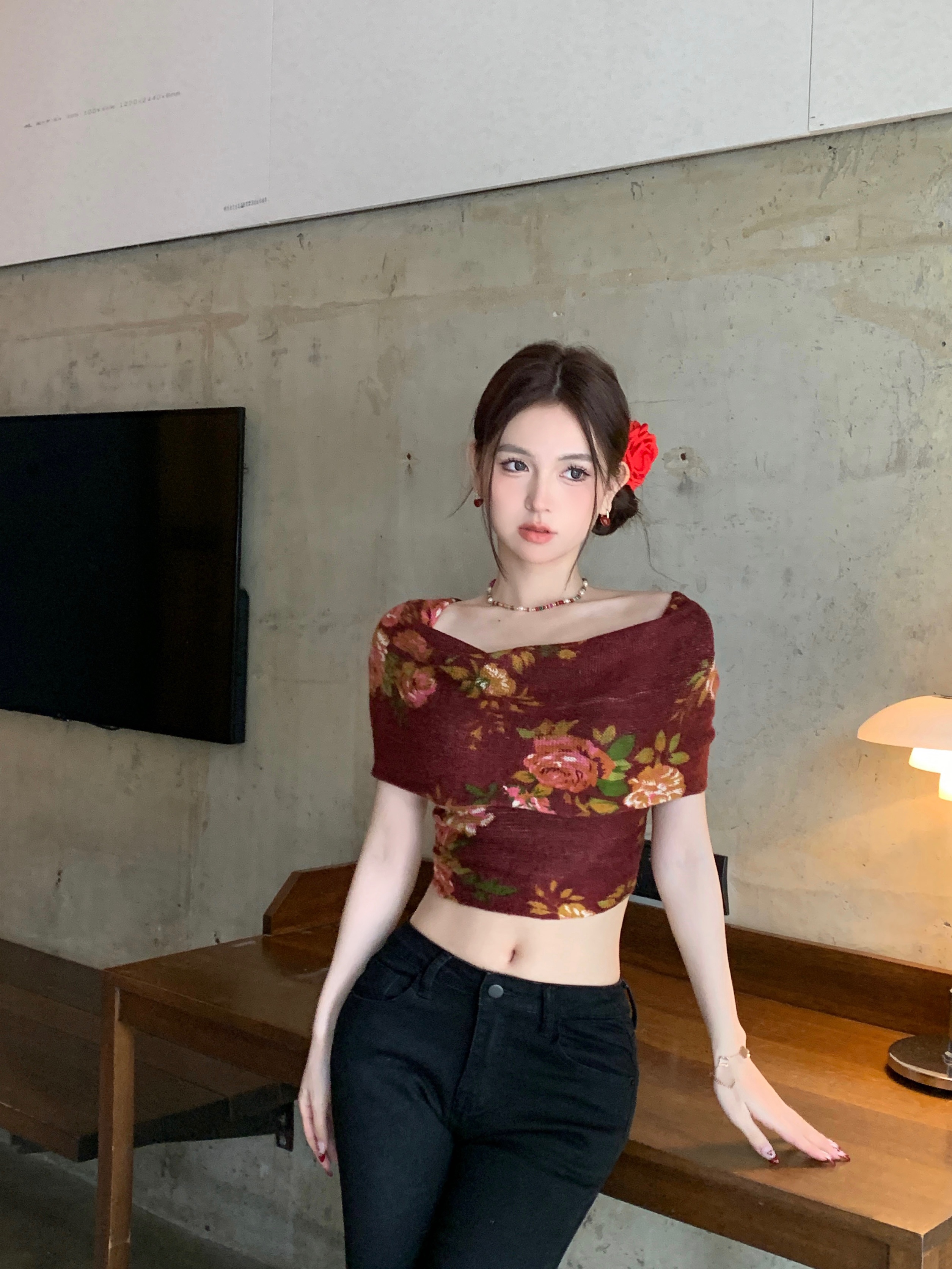Real shot of retro floral knitted vest short temperament hot girl design niche top