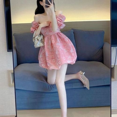 Pure lustful sweet hot girl style, western style, gentle and slim princess dress with square neck and puff sleeves