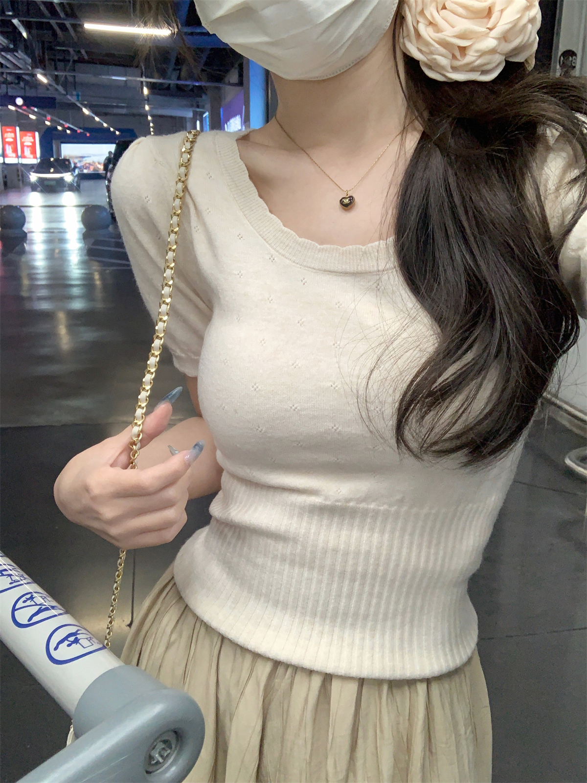 Actual shot of spring and summer Korean style sweet hollow lace u-neck design Andy velvet knitted short-sleeved women's top