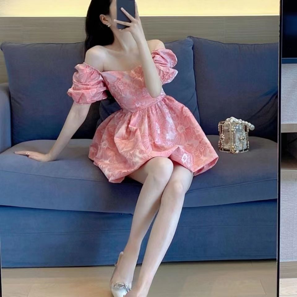 Pure lustful sweet hot girl style, western style, gentle and slim princess dress with square neck and puff sleeves
