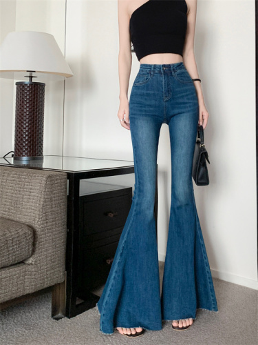 Actual shot of new high-waisted slim-fit raw-edged trendy jeans with large horns and wide legs for women