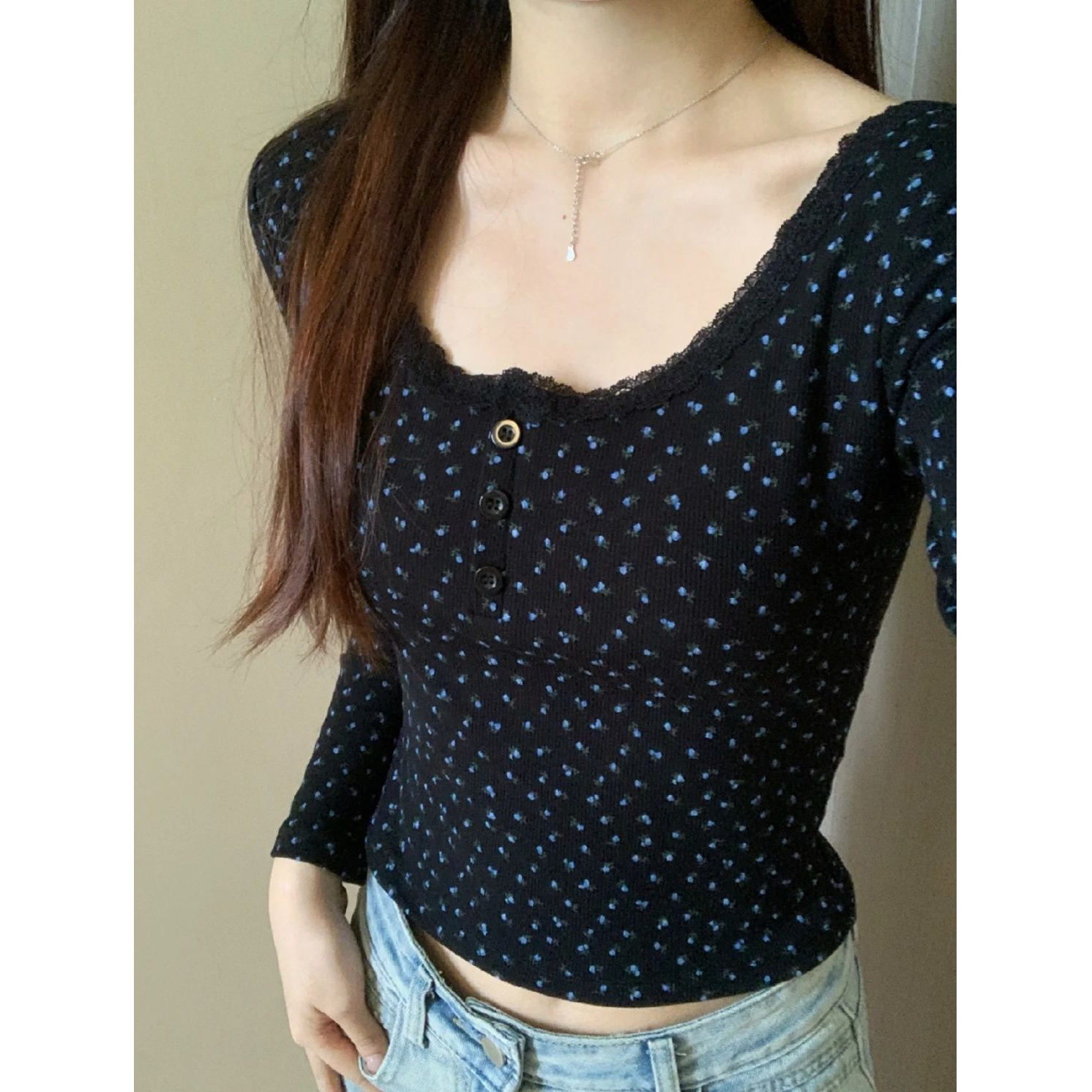 With breast pad, French gentle style floral bottoming shirt for women, spring and autumn new style, high-end slim fit top for women
