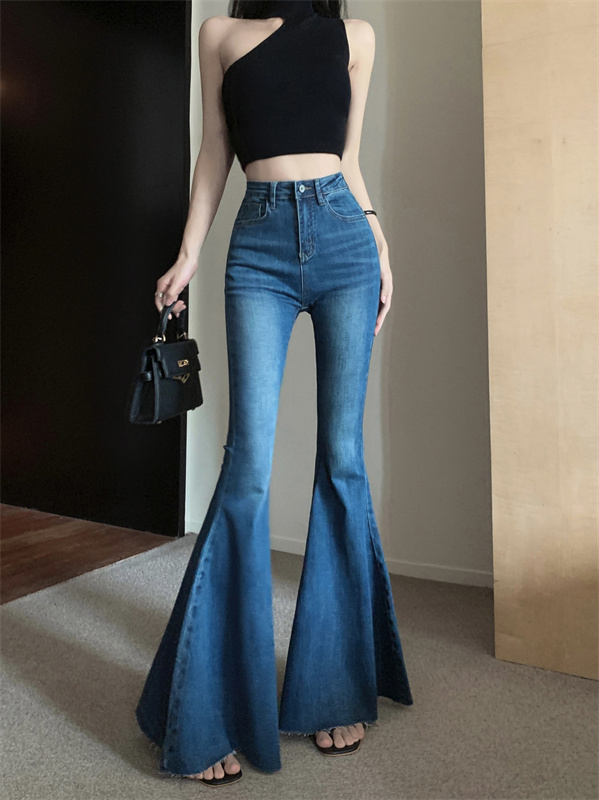 Actual shot of new high-waisted slim-fit raw-edged trendy jeans with large horns and wide legs for women