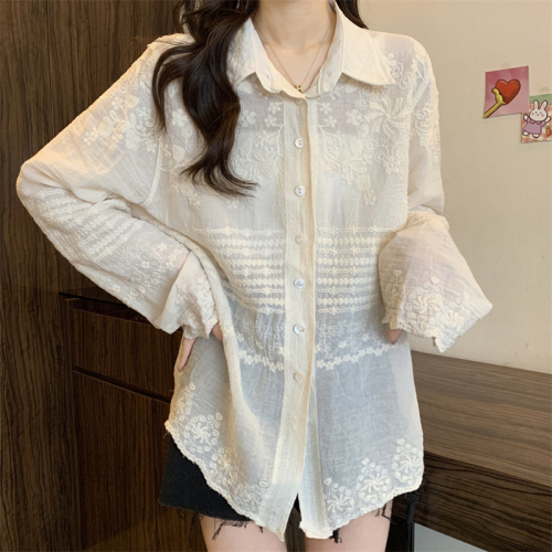 Real shot of new French retro lace inner long-sleeved design niche drape loose and chic top