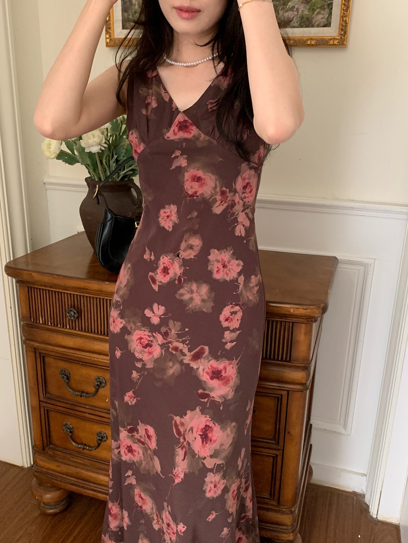 Actual shot of early spring new style French retro V-neck waist slimming sleeveless inner vest fishtail dress