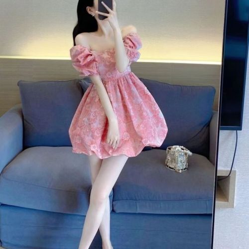 Pure lustful sweet hot girl style, western style, gentle and slim princess dress with square neck and puff sleeves