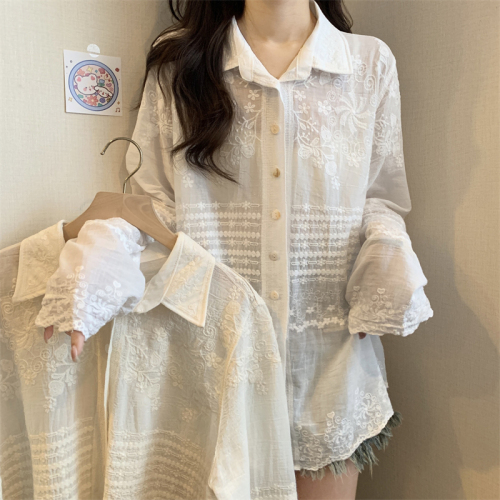 Real shot of new French retro lace inner long-sleeved design niche drape loose and chic top