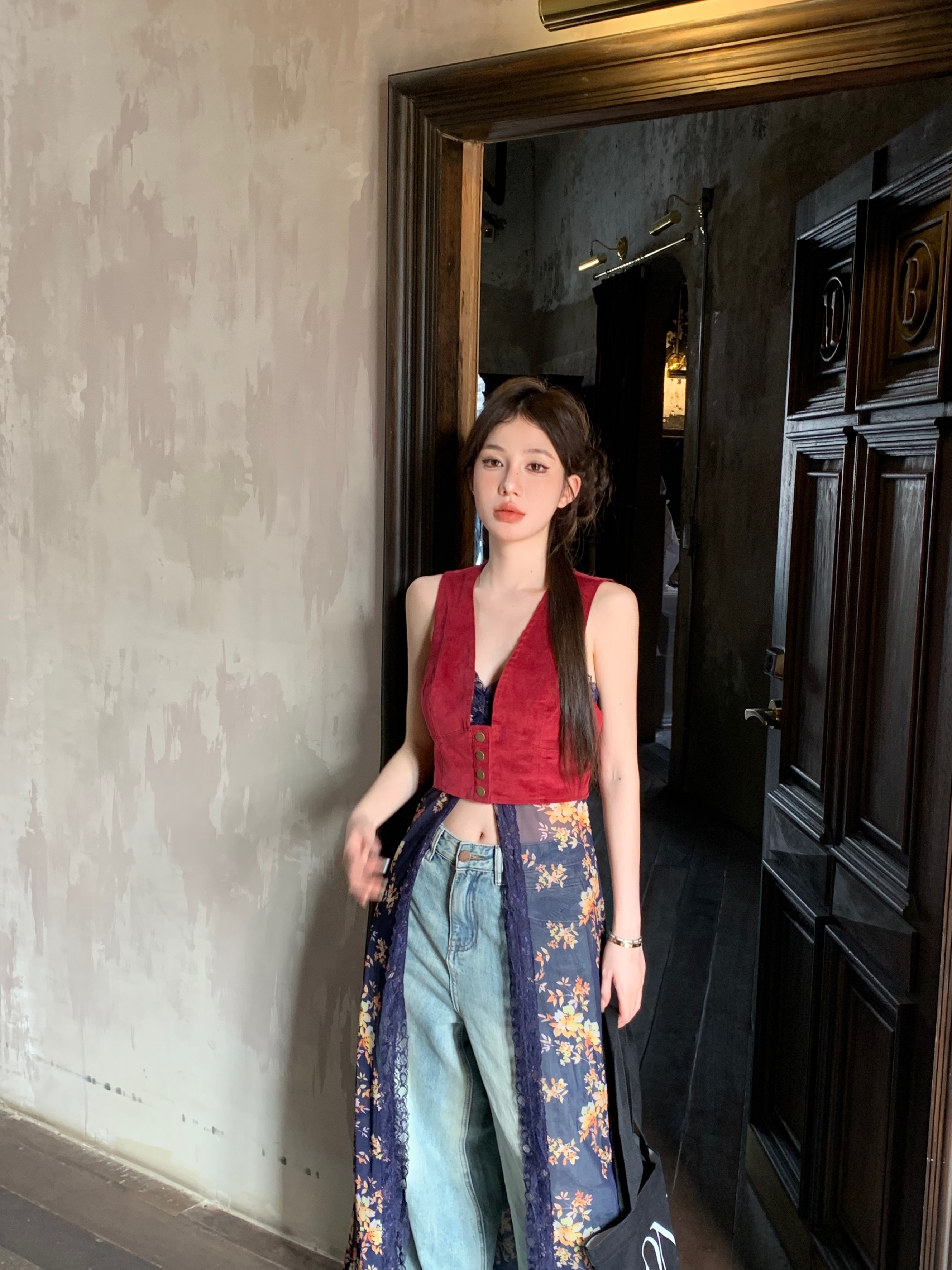 Real shot of layered vintage design mesh slit lace dress burgundy vest