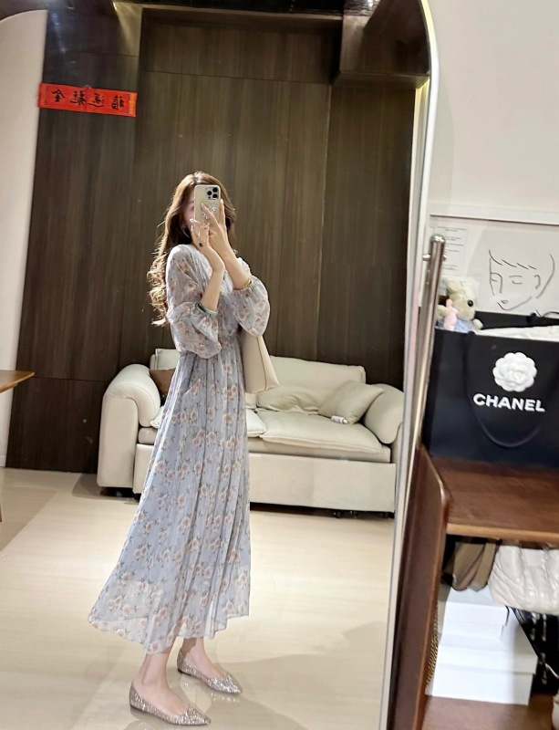 2024 early spring new style French gentle floral waist slimming long-sleeved v-neck loose lace mid-length dress