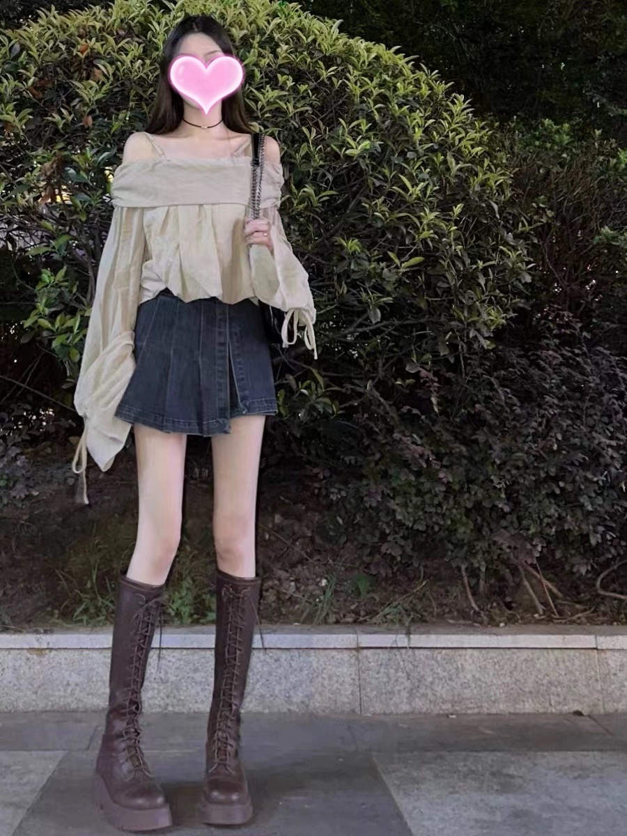 Early spring salt style outfit with high-end sense. Royal sister hot girl pure desire, chic and beautiful one-shoulder top and skirt two-piece suit.