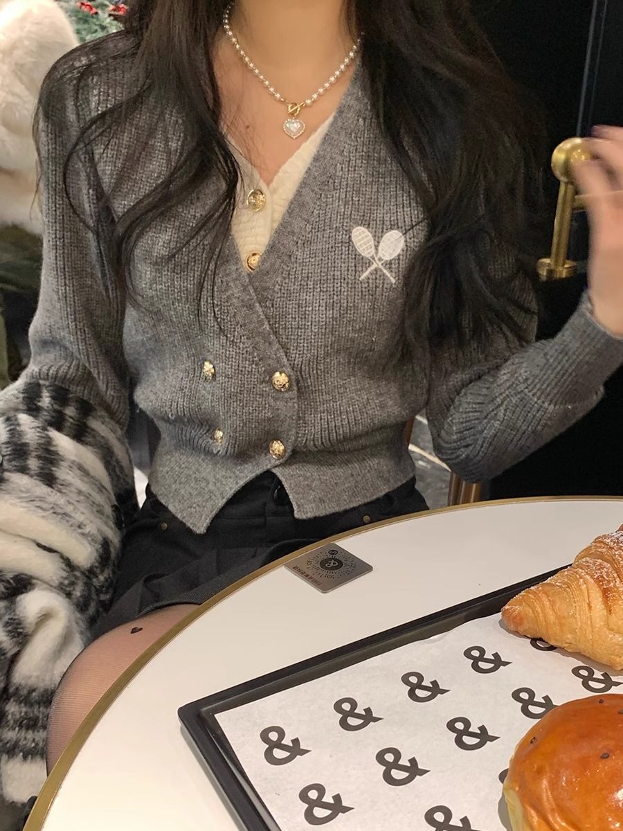 CHIYIYI spring design niche V-neck embroidered fake two-piece versatile slimming short sweater top for women