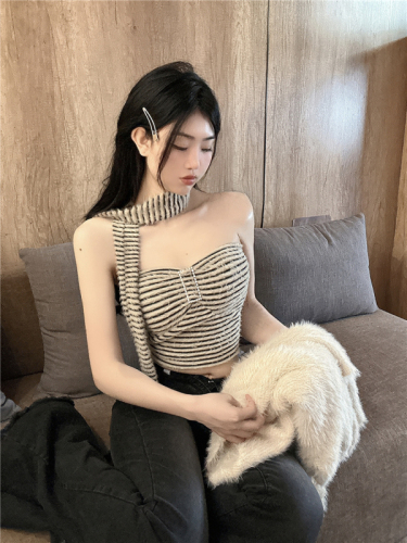 Real shot of striped halterneck tube top for women in autumn and winter with soft and furry vest