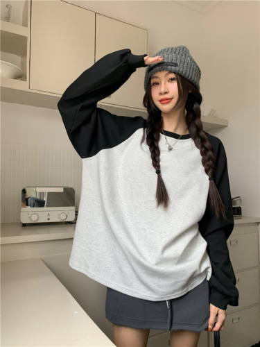 Real shot of retro raglan contrasting black and gray loose sweatshirt T-shirt for women to wear alone