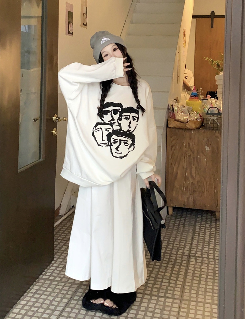 Real shot of retro versatile loose-fitting sweatshirt + elastic waist skirt suit