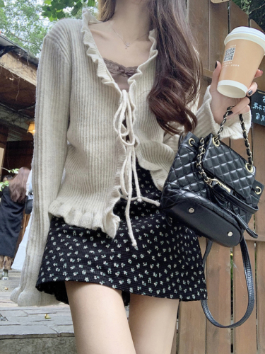 Real shot of fungus-trimmed lace-up knitted cardigan + lace-trimmed vest suspender + floral A-line skirt