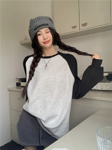 Real shot of retro raglan contrasting black and gray loose sweatshirt T-shirt for women to wear alone