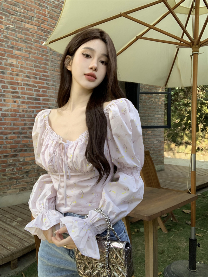 Actual shot of puff-sleeved floral shirt, French sweet top, waist slimming and chic shirt