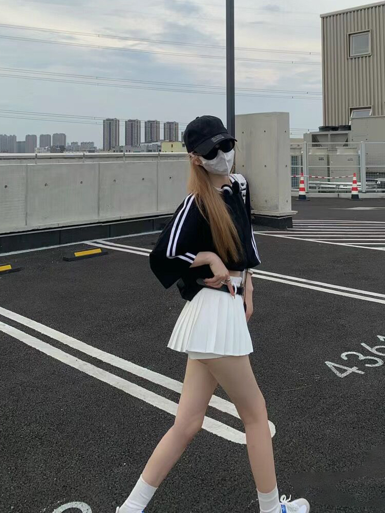 黑色七分中袖T恤女+白色百褶短裙~兩件套裝