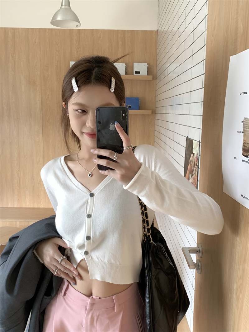 Real shot of light knitted sweater, solid color v-neck, slim fit, lazy and thin cardigan